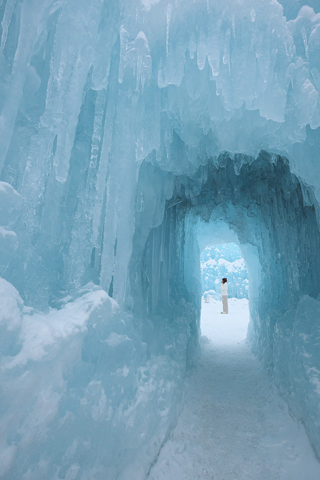 氷の洞窟の先へ
